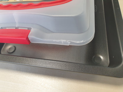 222772 - DR. OETKER - Tepsi Pjekjeje Bake & Go me Mbulesë Transporti – 3 në 1: Tepsi Furre për Pjekje, Ruajtje dhe Transportim – Jo-ngjitëse, 42x29x4 cm