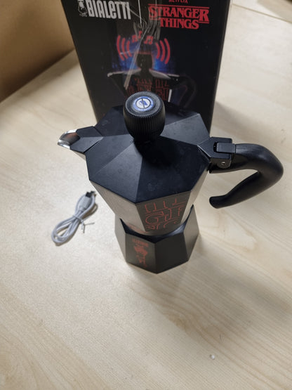 226216 - BIALETTI Moka Express Stranger Things 6 Filxhanë, Dorezë Muzikore me Karikim USB C, 6 Filxhanë (270ml), E zezë