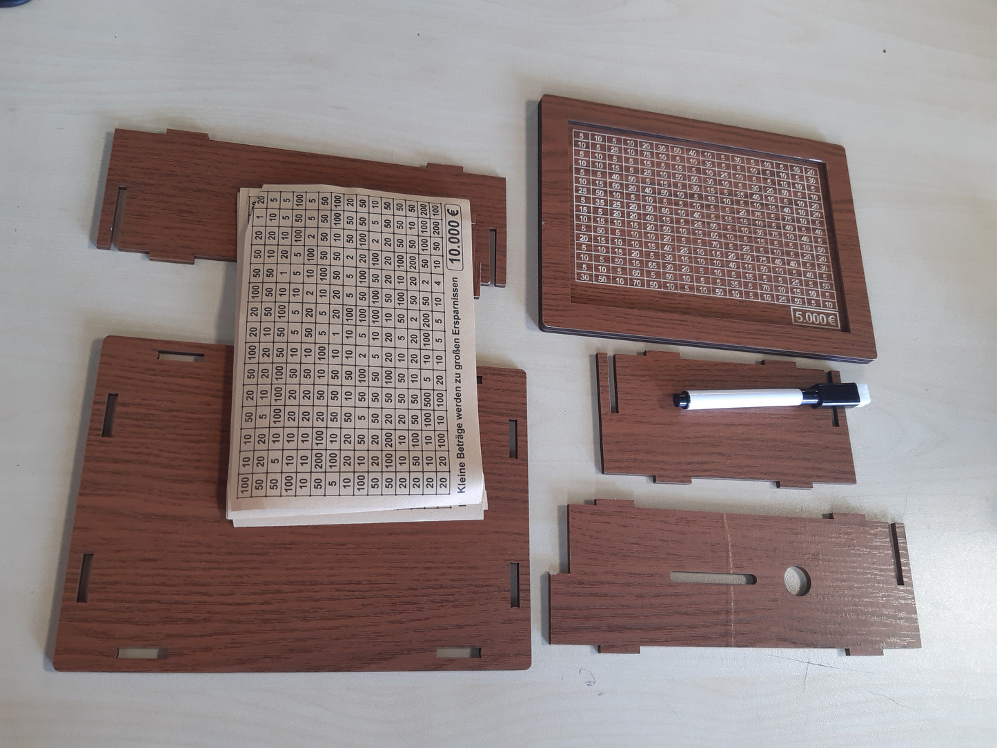198953 - WOODEN SPARROW - Derrkucë druri e ripërdorshme me shënjestër dhe stilolaps që fshihet, kontrollues numrash, model dixhital për edukim financiar të femijeve