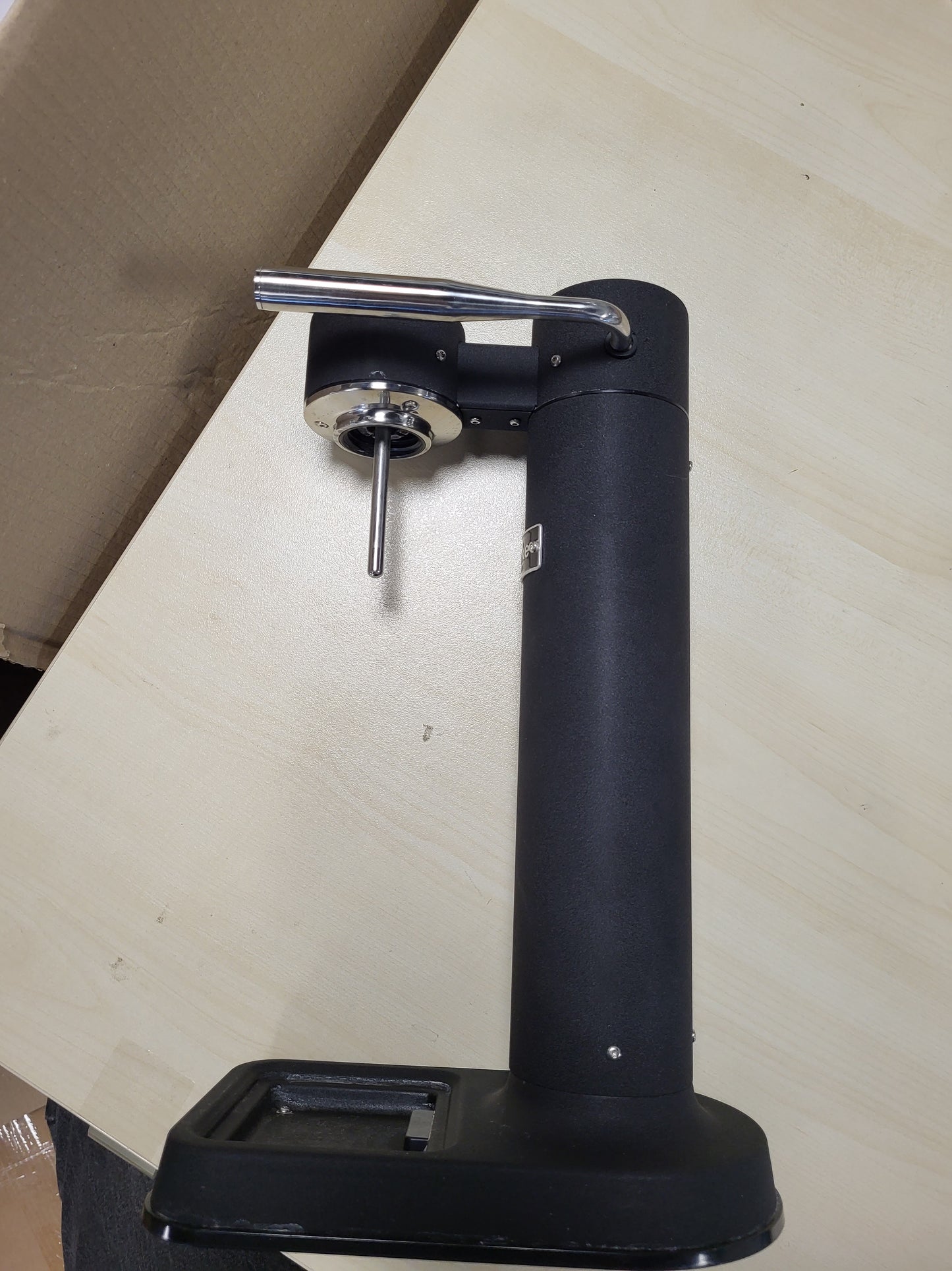 250040-AARKE Karbonator 3, karbonator uji prej çeliku inox, ngjyrë e zezë mat, shishe PET 1L pa BPA, prodhues uji të gazuar, i pajtueshëm me cilindra CO2 60L