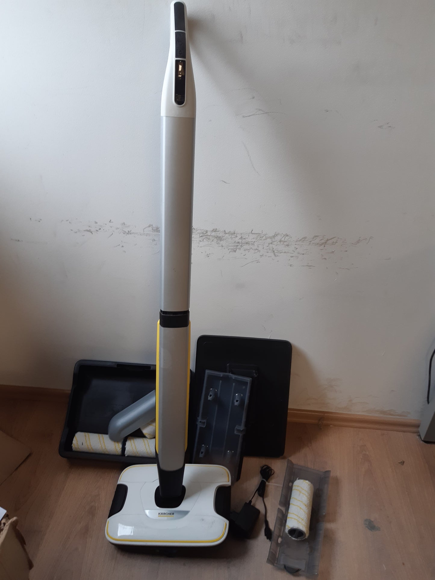 217014 - KÄRCHER Fshesë elektrike pa tel FC 7, kohëzgjatje funksionimi 45 minuta, pastrim dhe larje në një hap, e bardhë