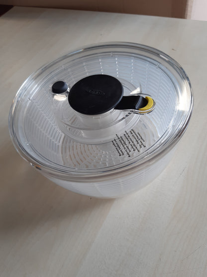 255624 - OXO GOOD GRIPS Sallatë Spinner e Vogël me Sitë dhe Kapak, për Larjen dhe Tharjen e Sallatave dhe Erëzave