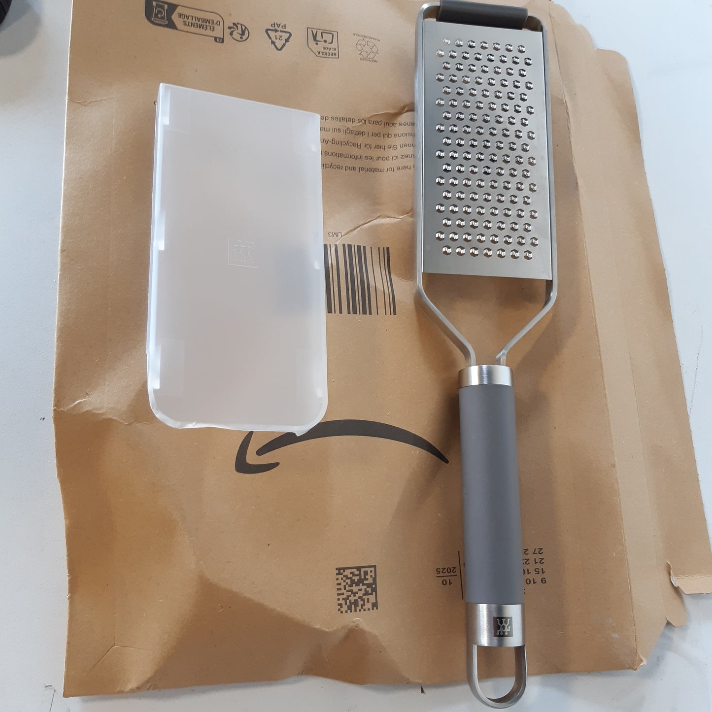 255833 - ZWILLING Rende Pro - Teknologji grirjeje dypalëshe, çelik inox, 34 cm, mbulesë mbrojtëse