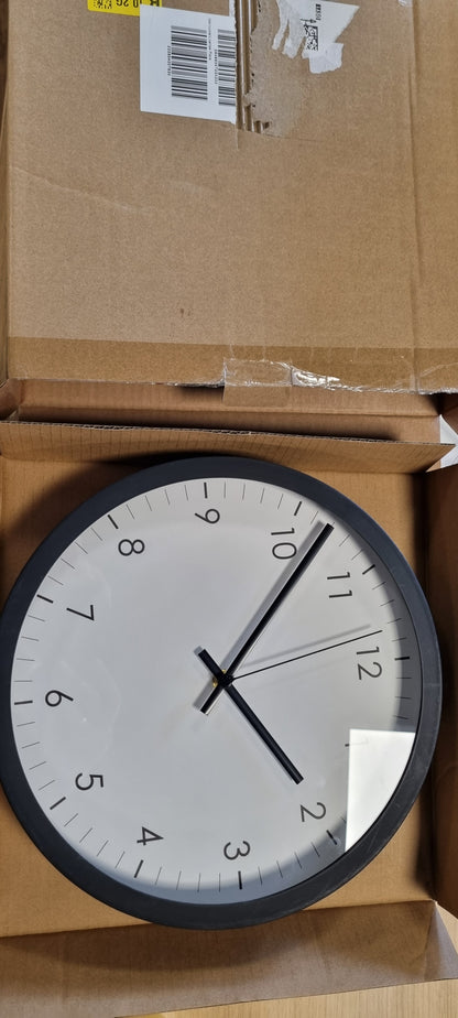 256806 - AMAZON BASICS Orë muri e rrumbullakët me bateri, e heshtur, 30 cm, e zezë