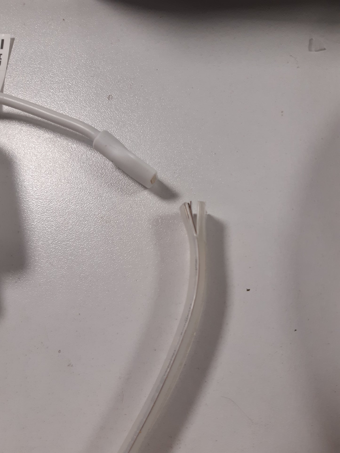250132 - PHILIPS HUE - Shirit ndriçues LED Flux 5m, 1200 lm, ndriçim fleksibël, RGBWWIC, kontroll me aplikacion dhe zë