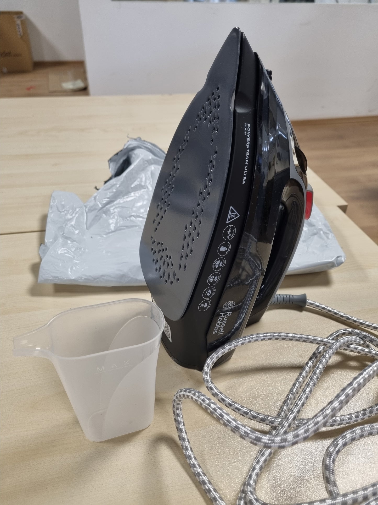 221766 - RUSSELL HOBBS Hekur me Avull [3100W, Fuqi Ekstra e Avullit 210g, Rezervuar Uji 350ml, Pllakë Qeramike, Funksion Vetëpastrimi, Anti-Gëlqere, Ndalim Pikimi, 70g/min] 20630-56.