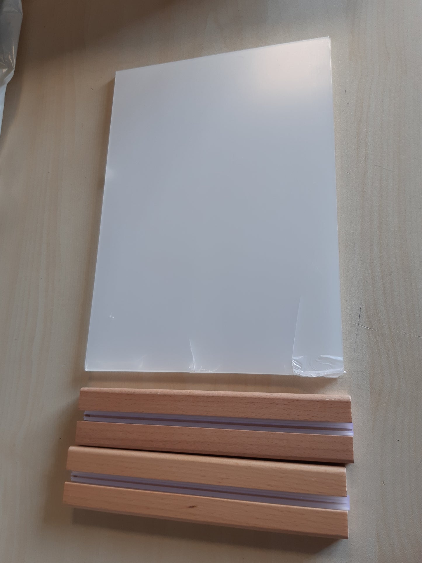 263444 - MARIDERGO Mbajtëse Tabelash Akrilike me 2 copë A4 me Bazë Druri, Mbajtëse Menyje Transparente A4