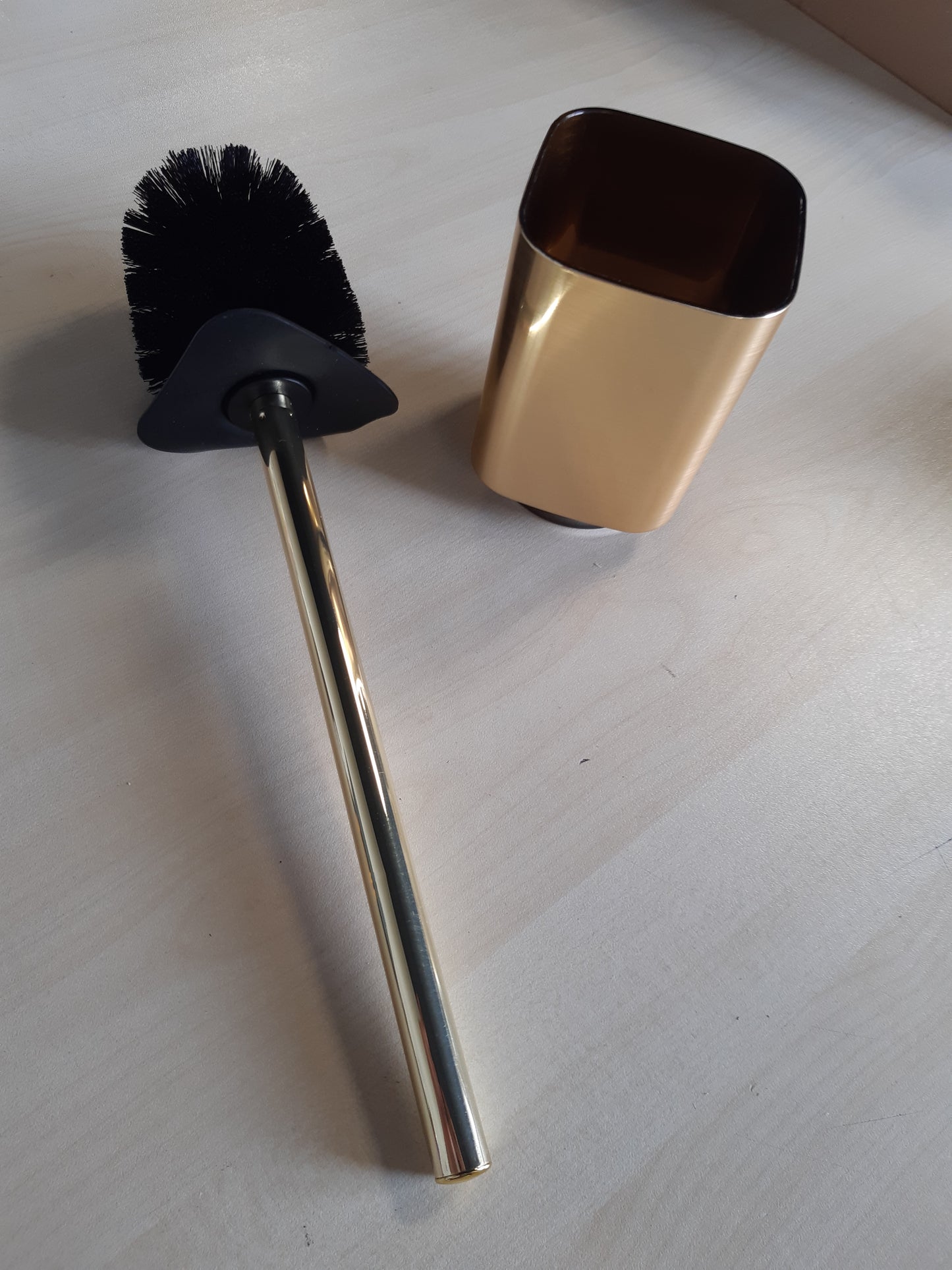 256028 - WENKO Set WC Auron Gold, mbajtëse furçash tualeti 9 x 38.5 x 9 cm, plastikë me sipërfaqe të artë të ylbertë