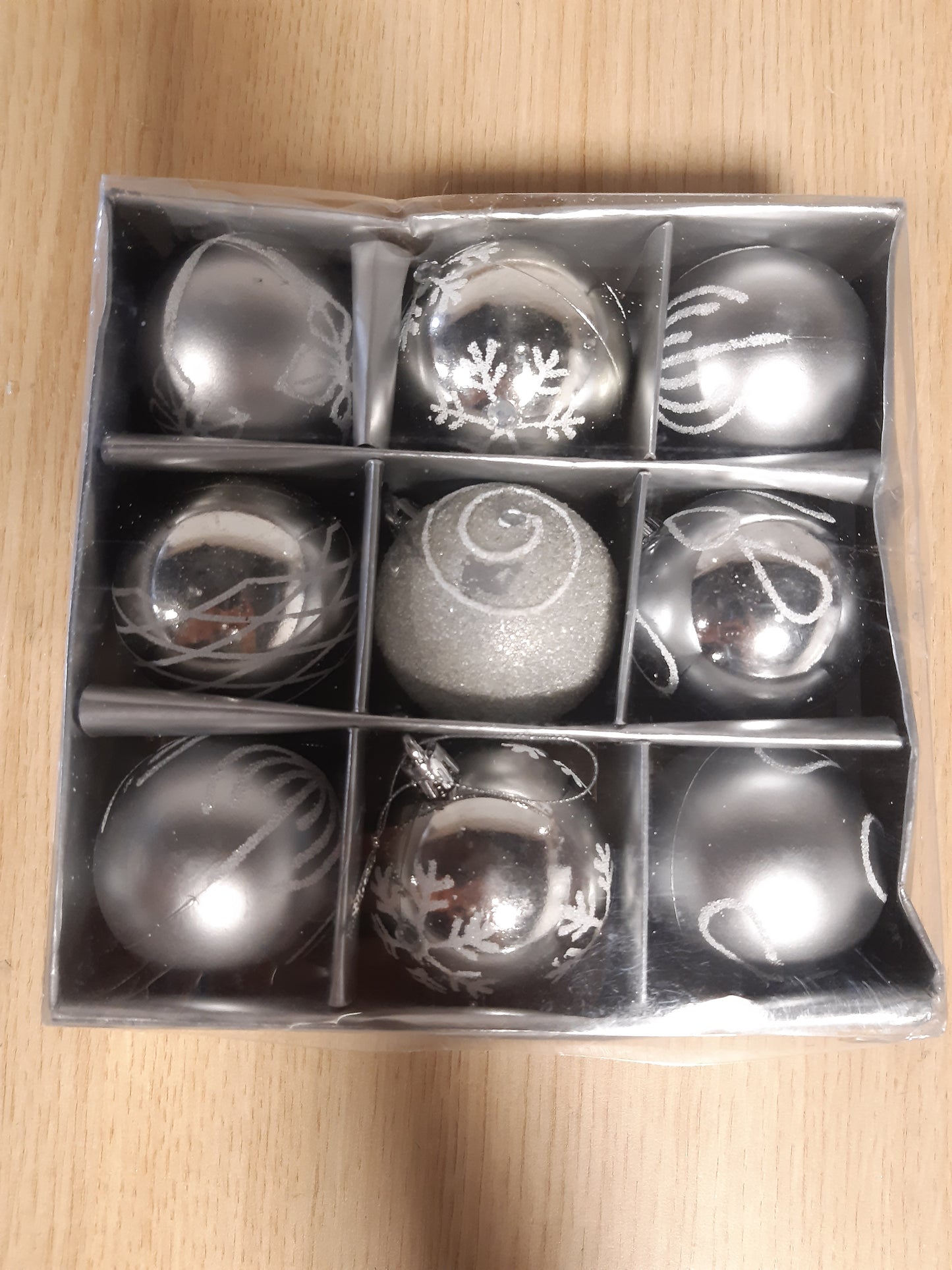 224277 - Set luksoz me 9 skulptura premium, dekorime për pemën e Krishtlindjeve, 6 cm, argjend