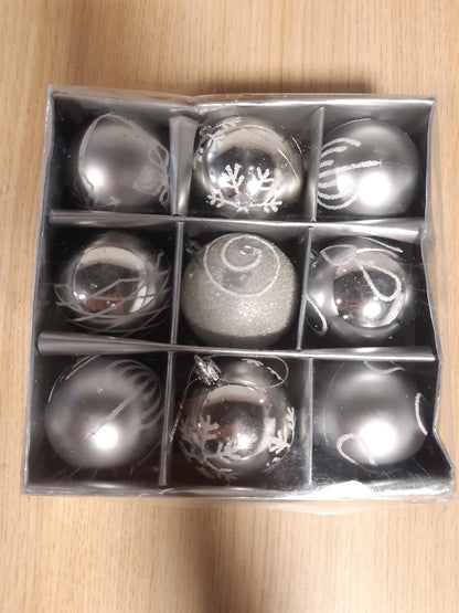 224277 - Set luksoz me 9 skulptura premium, dekorime për pemën e Krishtlindjeve, 6 cm, argjend