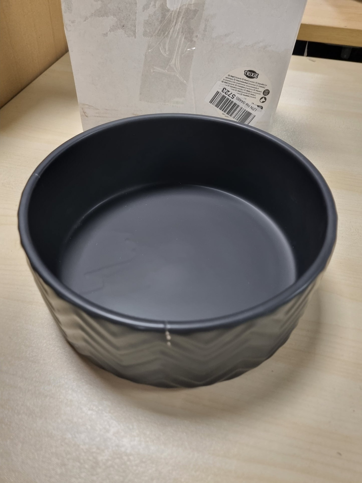 224376 - TRIXIE Stacion ushqimi qeramik, 1.6 l/Ø 20 cm, i zi për qen