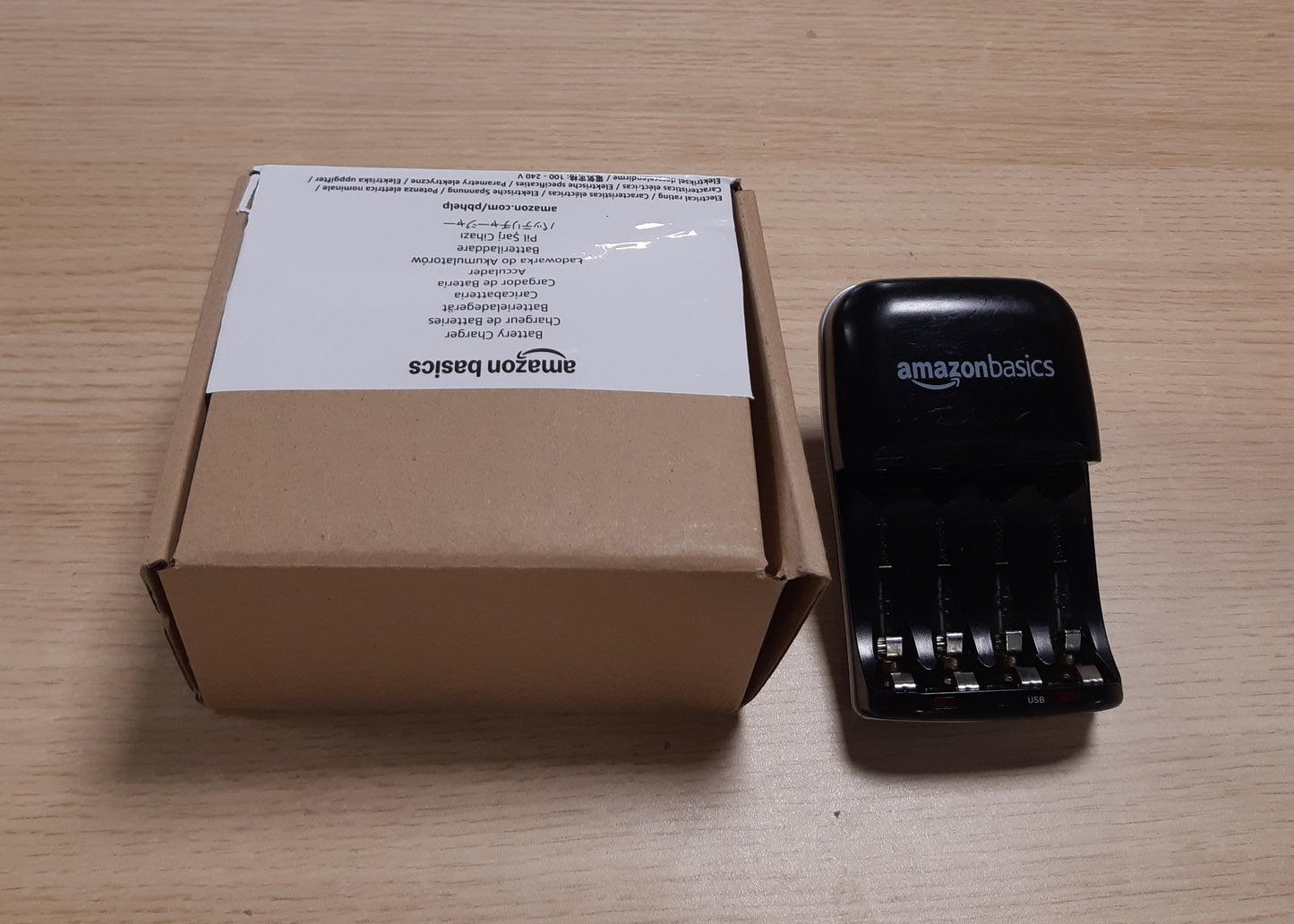 266944 - AMAZON BASICS Karikues USB për bateritë AA dhe AAA Ni-MH, i zi