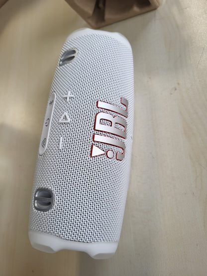 267578 - JBL Charge 6 - Altoparlant portativ Bluetooth, jetëgjatësi baterie 28 orë, IP68 rezistent ndaj ujit, pluhurit dhe goditjeve, JBL Pro Sound me AI Sound Boost, shumëaltoparlant Auracast, i bardhë