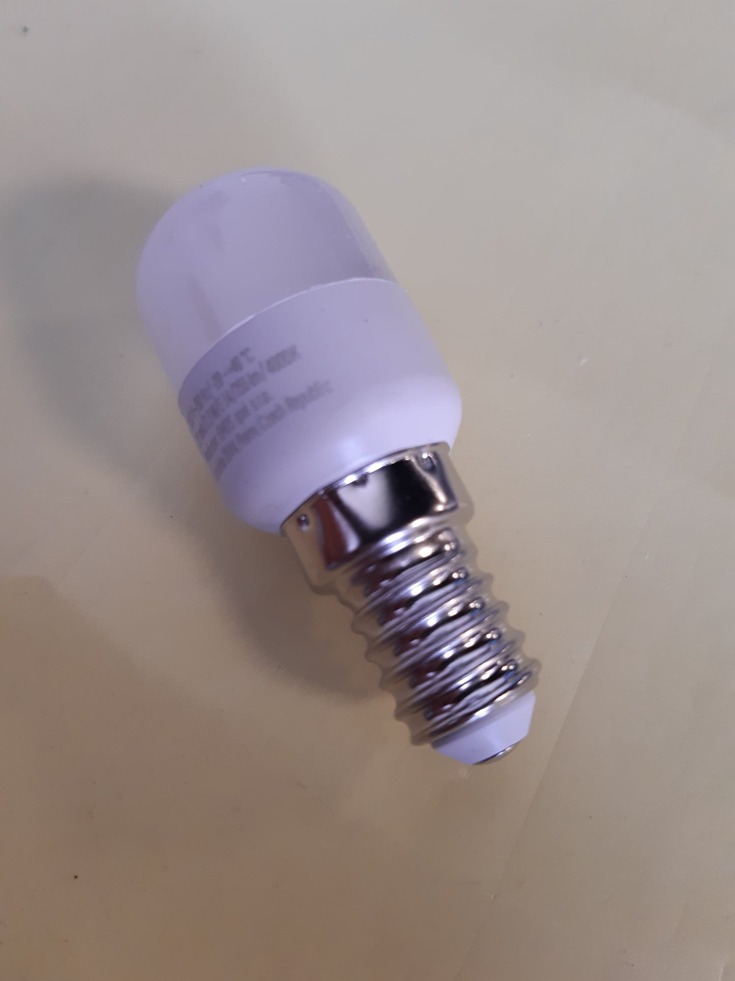 264151 - EMOS - Dritë LED frigoriferi, zëvendësim llambë LED 2.3W për llambë inkandeshente 25W - Llambë LED me bazë E14, shkëlqim 255 lumen, ngjyrë drite e bardhë neutrale 4000 K - jetëgjatësi 25,000 orë, kënd rrezeje 200°, 230 V