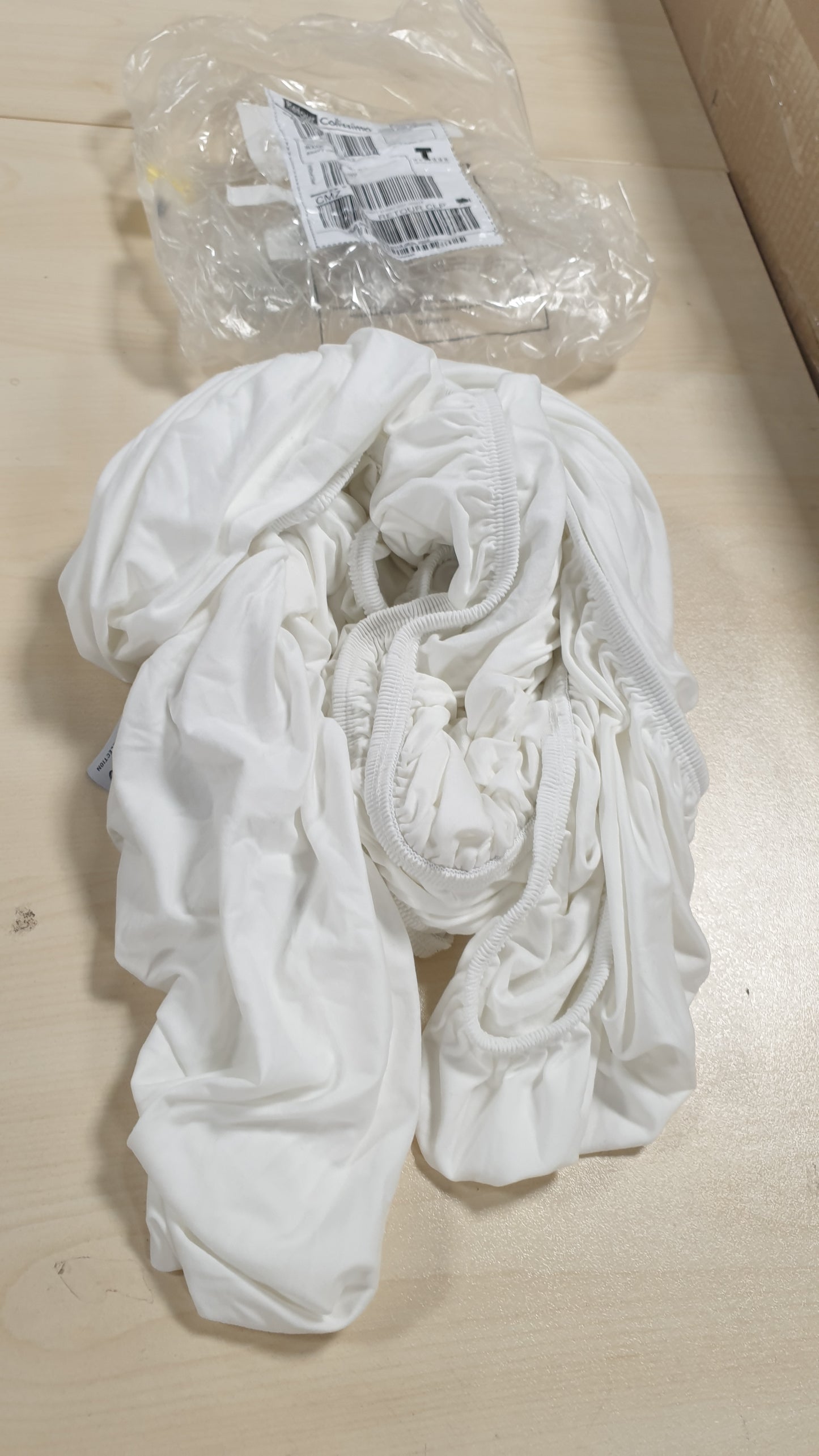 215523 - Skaj shtrati 180x200 i Bardhë – Material i butë dhe elastik