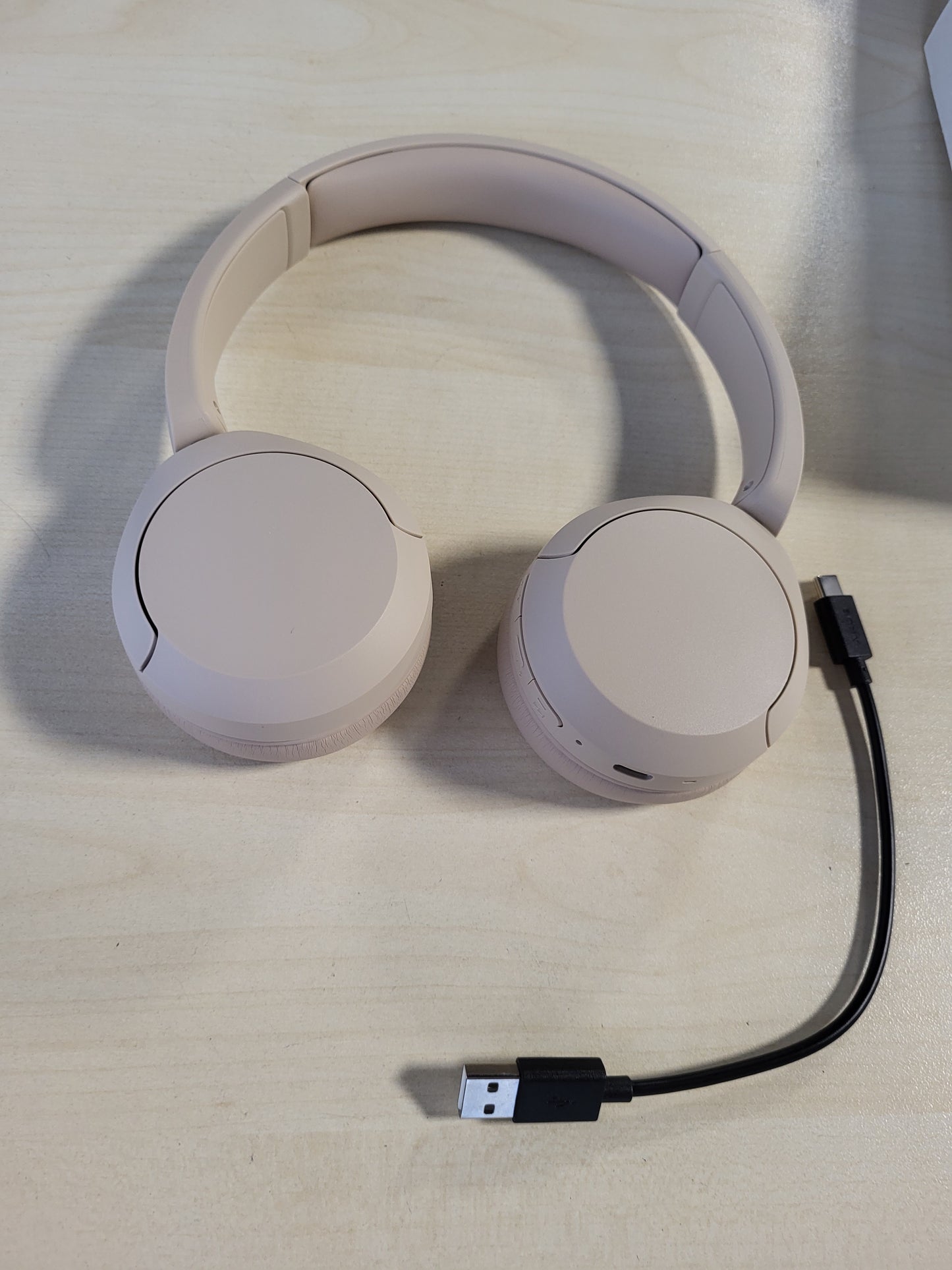 266276 - SONY WH-CH520 - KUFJE BLUETOOTH PA TEL, ME SHUMË PIKA, MIKROFON I INTEGRUAR - JETËGJATËSI BATERIE DERI NË 50 ORË DHE KARIKIM I SHPEJTË - NGJYRË BEZHË