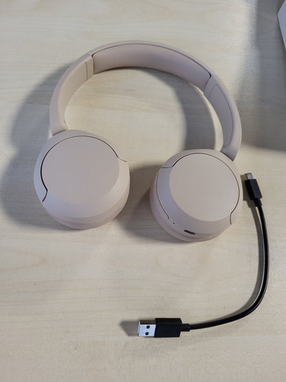 266276 - SONY WH-CH520 - KUFJE BLUETOOTH PA TEL, ME SHUMË PIKA, MIKROFON I INTEGRUAR - JETËGJATËSI BATERIE DERI NË 50 ORË DHE KARIKIM I SHPEJTË - NGJYRË BEZHË