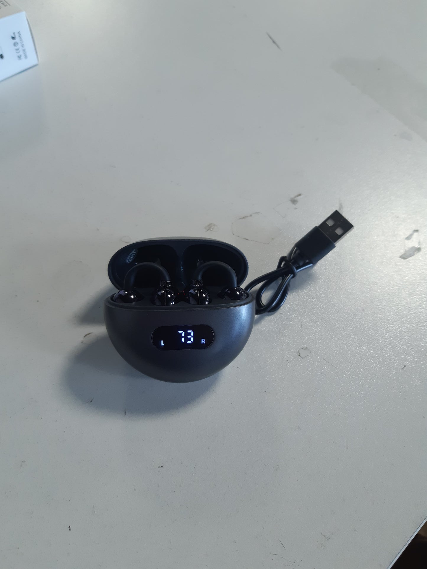 269175 - Kufje Bluetooth me vesh të hapur 5.4, kufje me kapëse me dizajn ergonomik – 6-9 orë kohë loje për vesh, 180 orë në gatishmëri me kuti karikimi, vendosje e sigurt, tingull intensiv, rezistente ndaj ujit dhe pluhurit (të zeza)
