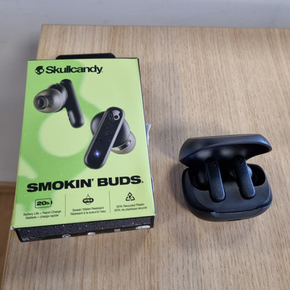 268267 - SKULLCANDY Kufje pa tel Smokin' Buds, jetëgjatësi baterie 20 orë, 50% plastikë e rinovueshme, mikrofon, të pajtueshme me iPhone + Android + Bluetooth, të zeza