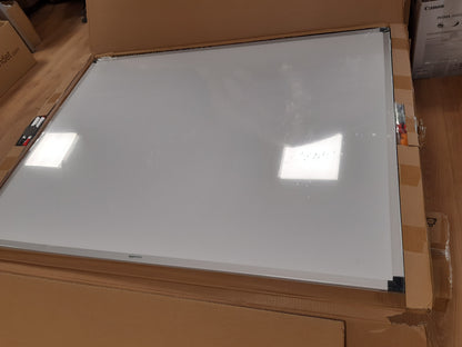 188961 - AMAZON BASICS - Tabelë Magnetike e Bardhë me Kornizë Aluminiumi dhe Mbajtës Shënuesish, Fshirje e Thatë, 120x90 cm