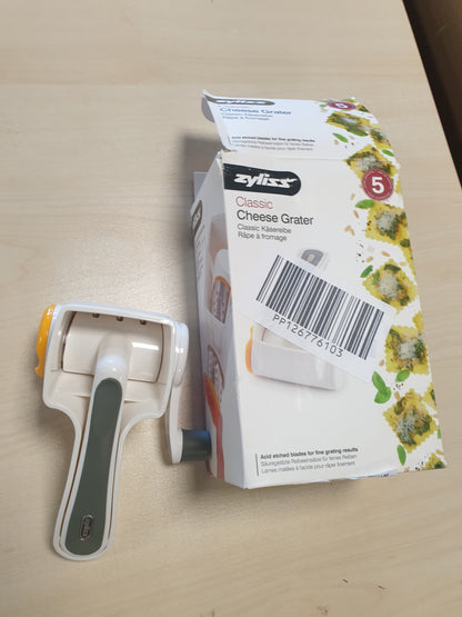 205609 - ZYLISS - Rende Djathi Classic, prej Çeliku Inox i Imët, për Djath të Fortë, Çokollatë, Fruta dhe Arra, e Lavueshme në Lavastovilje
