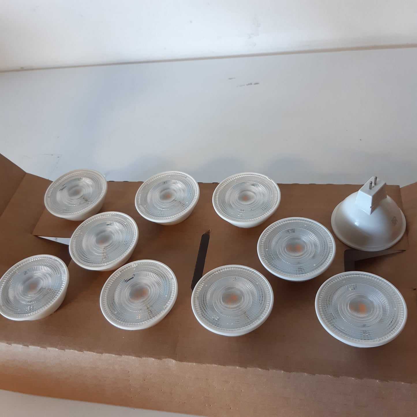 215117 - AMAZON BASICS Llampa LED, GU5.3/MR16, 4.5 W (ekuivalente me një llambë inkandeshente 35 W), e bardhë e ngrohtë, pa errësim, pako me 10 copë
