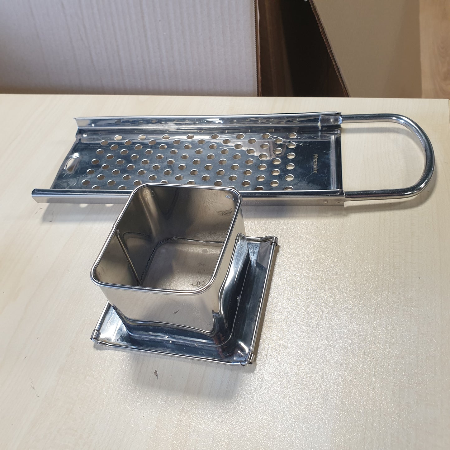 251846 - WESTMARK Spätzle Rende Knöpfle Inox, 31.5 cm, Rende Spätzle Steel inox për Fine Knöpfle & Spätzle, me rrëshqitje rrëshqitëse