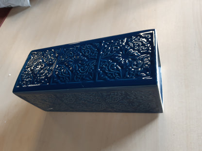 256092 - WENKO Mbajtëse furçash tualeti Cordoba, qeramike blu, përmasat 9.5 x 35 x 9.5 cm, dizajn higjienik