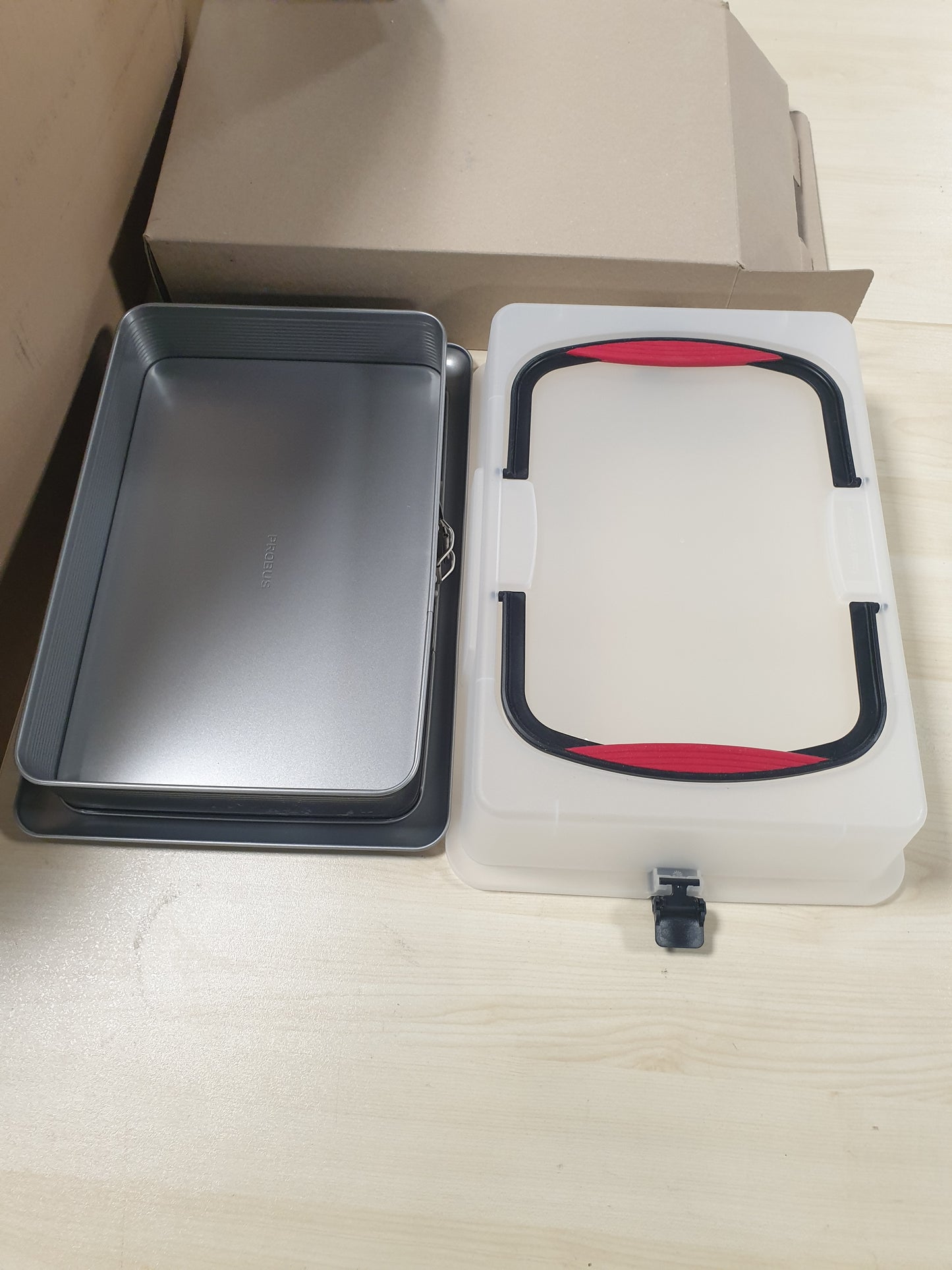 223451 - PROBUS Tigan Drejtkëndor me Sustë dhe Kapak Mbajtës, Jo-Ngjitës dhe i Papërshkueshëm nga Hidhet, Pjekje dhe Transportim i Lehtë, 43x29.5cm, i Zi