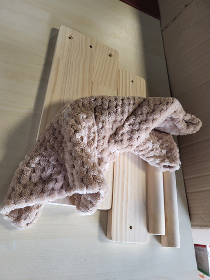 209992 - KERBL Hamak prej Druri, Ngjyrë Natyrale/E Errët, Dimensionet 38x33.5x16cm, Maksimal 6kg, Materjal Pelush i Butë, Montim në Mur, Mbulesë e Larëshme, Lodër Maceje, Aksesore për Kafshë Shtëpiake, Modeli 80917