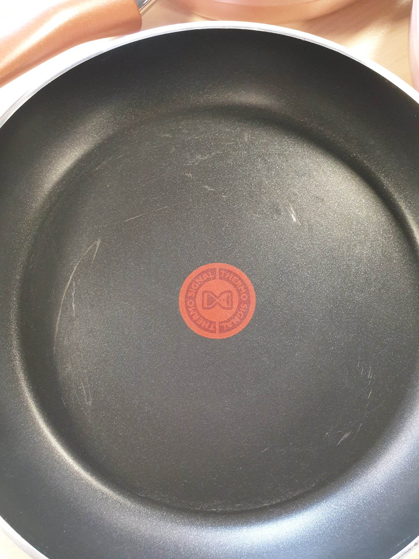 195229 - LAGOSTINA Set Tiganësh Alumini Jo-Ngjitës Ramata Ø 20/24/28 cm, Efekt Bakri i Jashtëm, 3 Copë, Përshtatshëm për Gaz dhe Furrë, me Tregues Gatimi dhe Doreza Ergonomike Bakeliti