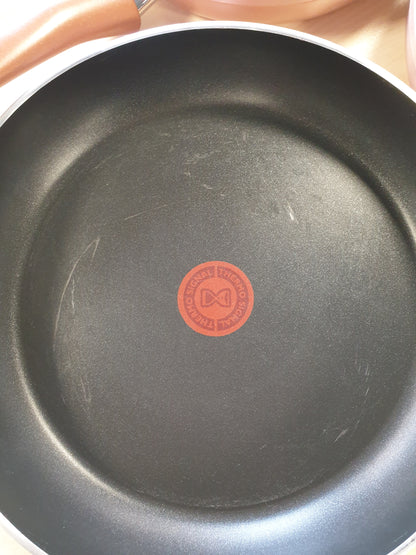 195229 - LAGOSTINA Set Tiganësh Alumini Jo-Ngjitës Ramata Ø 20/24/28 cm, Efekt Bakri i Jashtëm, 3 Copë, Përshtatshëm për Gaz dhe Furrë, me Tregues Gatimi dhe Doreza Ergonomike Bakeliti