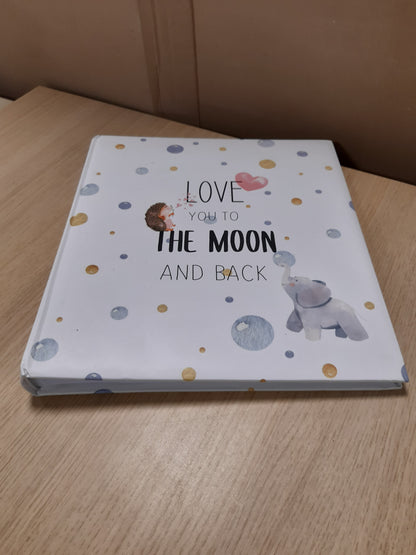 247055 - Hama Album për foshnje "To The Moon", 60 faqe për vajza dhe djem, kapacitet për afërsisht 240 foto, format 29 x 32 cm, i bardhë