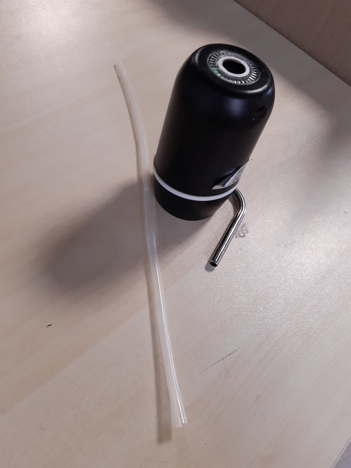 253425 - NK Dispenser Automatik për Ujë në Shishe, Karikues USB, Çelik Inoks, Pa BPA, Ujë i Ftohtë, Kapacitet 1.5L, 5.7L, 10L, 11.3L, 15L, 18.9L, E Zezë (2 Adaptor 3.8 & 4.8cm)