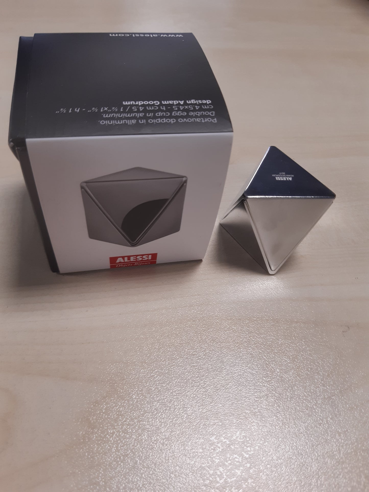 204607 - ALESSI Ago01 - Kupë Difishtë për Vezë, Materiali Alumini, Madhësia 4.50 x 4.50 x 4.50 cm