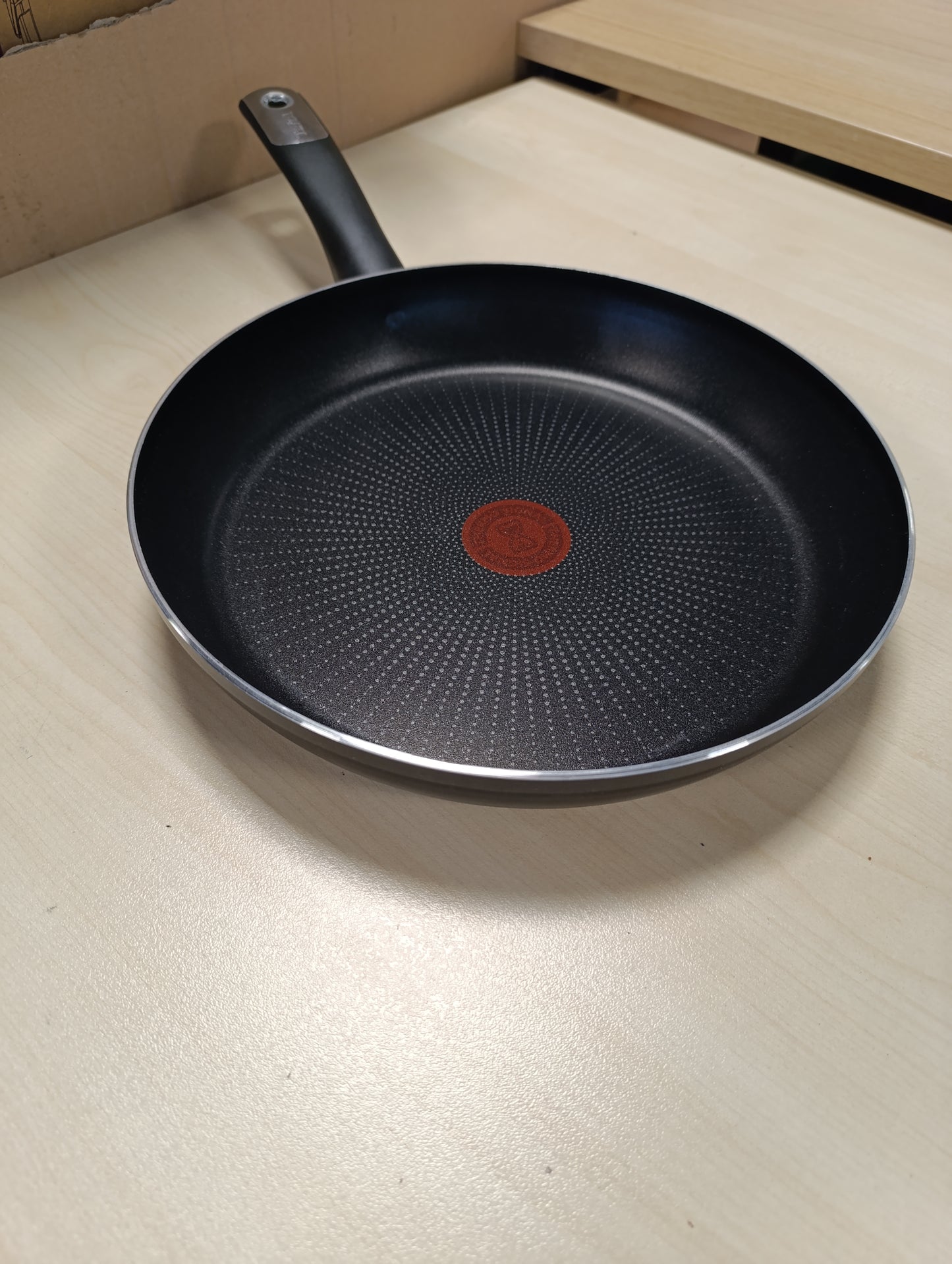 167565 - TEFAL Tigan Hard Titanium Essential 28 cm *+/- 0.5 cm, Shtresë Jo Ngjitëse, Thermo-Sinjal, Sigurt për Lavastovilje, Jo i Përshtatshëm për Soba me Induksion, Prodhuar në Francë, C38806