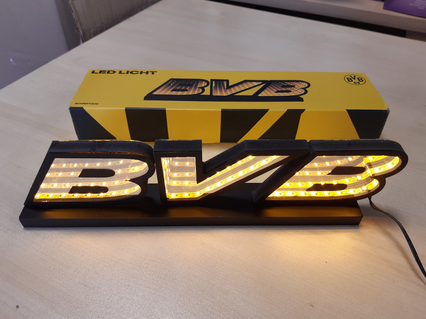 246868 - BVB - Shkronja të ndriçuara LED, me energji USB, të zeza
