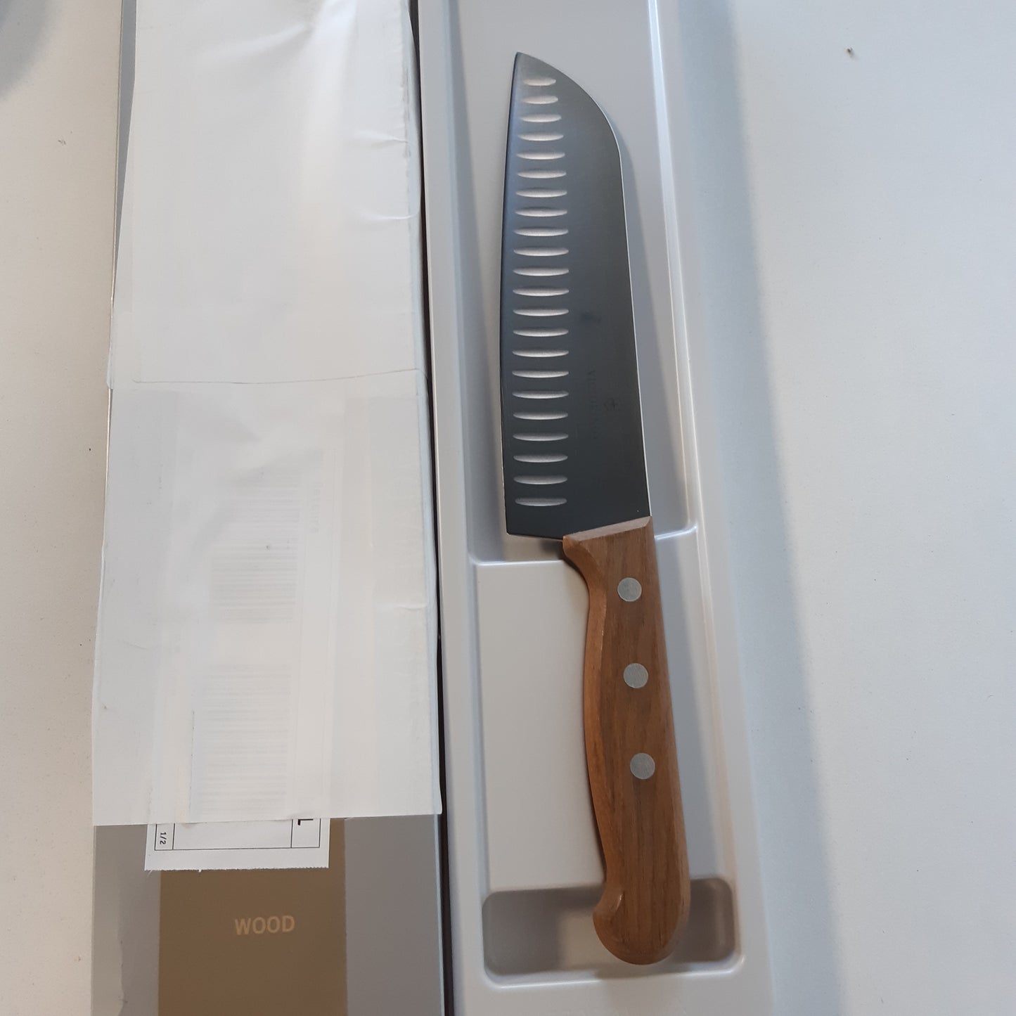 213261 - VICTORINOX Thikë Profesionale Santoku prej Druri, Teh Ekstra i Mprehtë, 17 cm, Dorezë Elegante prej Druri, Çelik Inoks