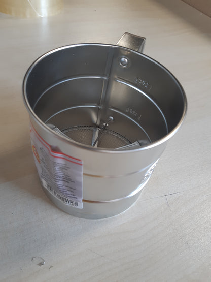 185203 - DR. OETKER Sitë Mielli me Dorë, Qëllim Shpërndarje dhe Spërkatje të Njëtrajtshme dhe të Imët të Miellit, Funksionim i Sigurt me Një Dorë, Kapacitet 350g, e Lehtë për T'u Përdorur, Ngjyra: Argjendi, Sasia: 1 Copë, Dimensionet: Ø10.5cm