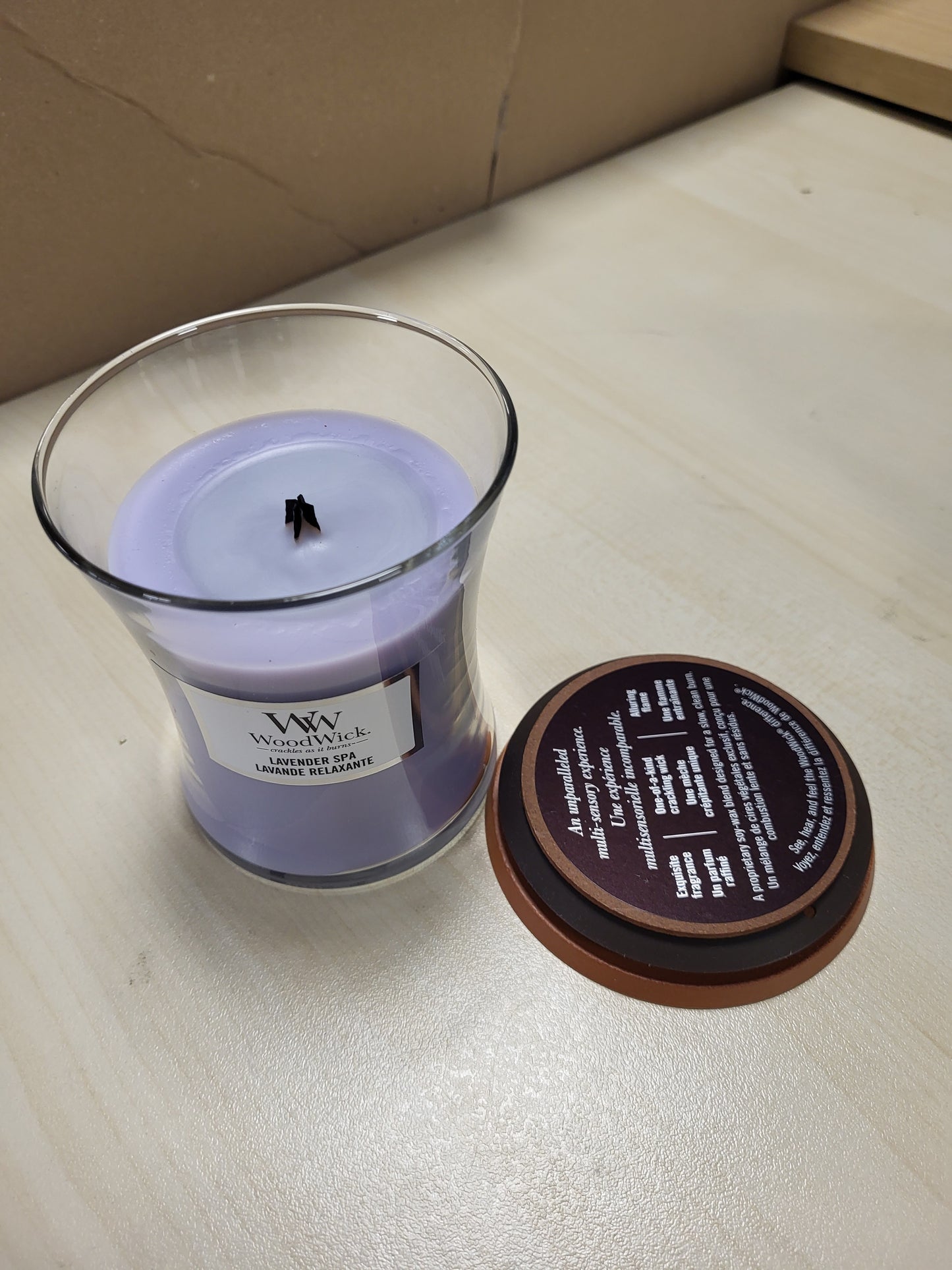 255879 - WOODWICK Qiri me aromë Lavender Spa, në formë gote me rërë, fitil kërcitës, koha e djegies deri në 60 orë