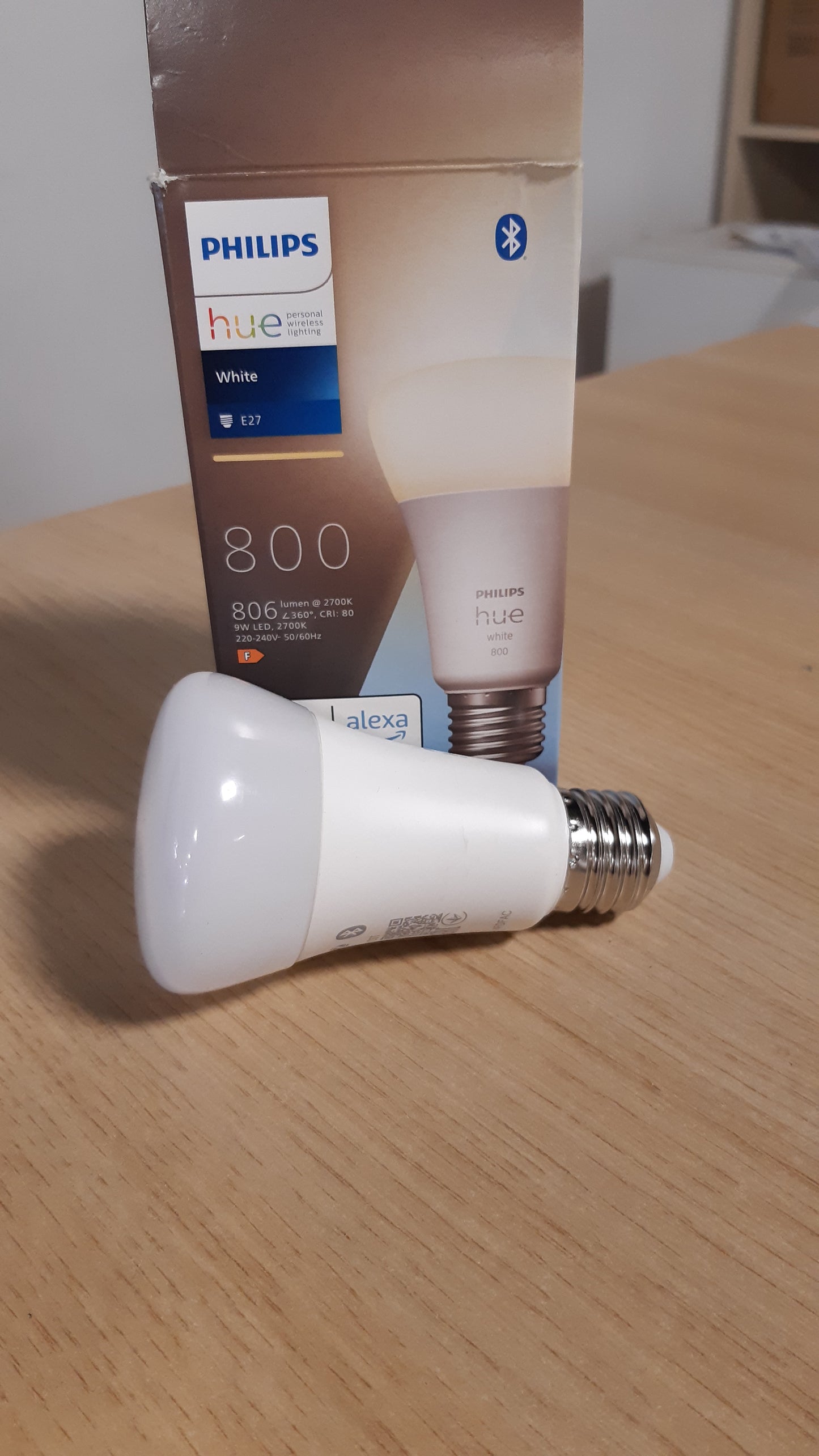 223569 - PHILIPS HUE Dritë LED e Bardhë E27, pako me 1 llambë (806 lm), llambë LED e errësueshme për sistemin e ndriçimit Hue, kontroll inteligjent të dritës nëpërmjet zërit dhe aplikacionit
