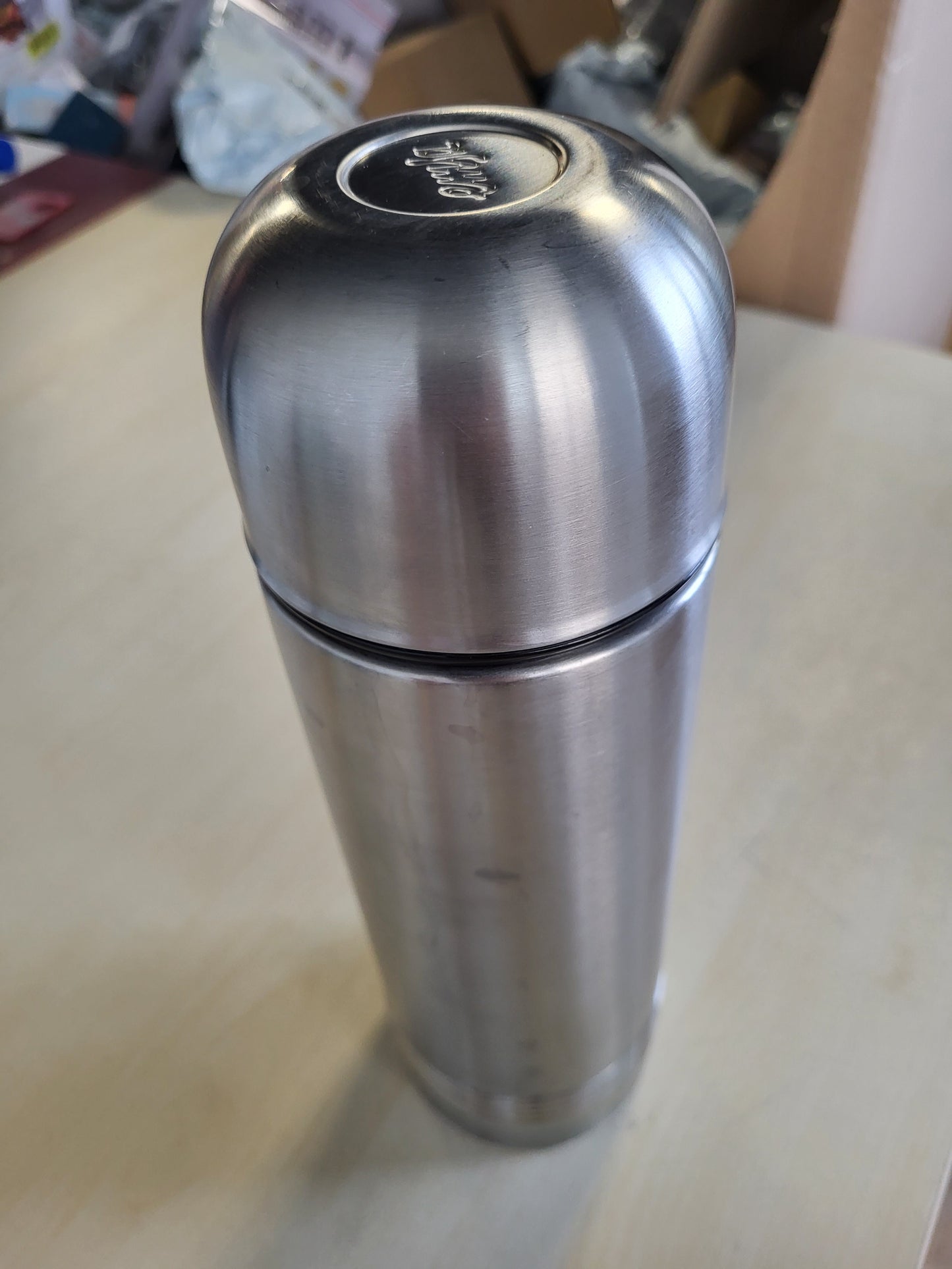 185308 - EMSA 618101600 SENATOR Shishe Izoluese Portative Termike për Kafe, 1000ml, Çelik Inox, me Mbyllje të Sigurt