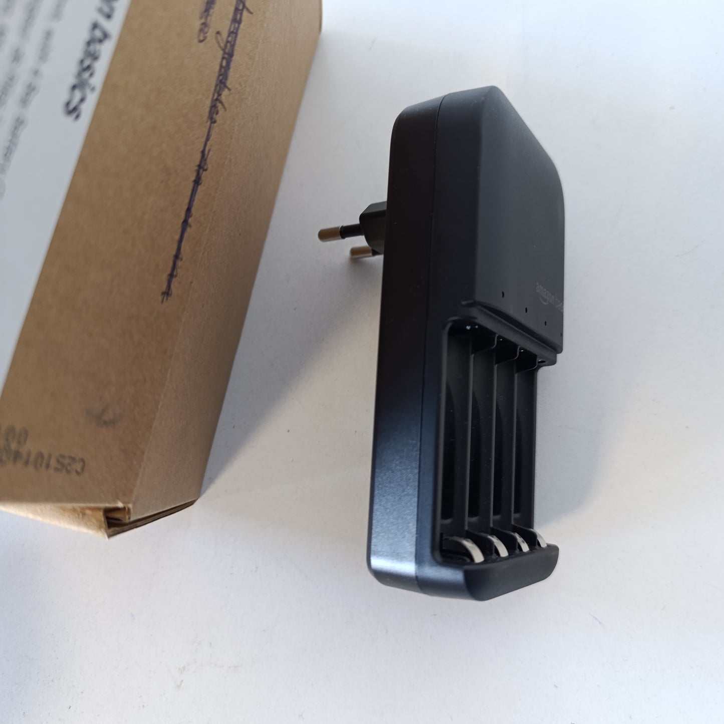 268655 - AMAZON BASICS Bateri të rikarikueshme NiMH (4 AAA 800mAh + 4 AA 2000mAh) me karikues 4 vende, prizë evropiane, pako 8 copë, e zezë