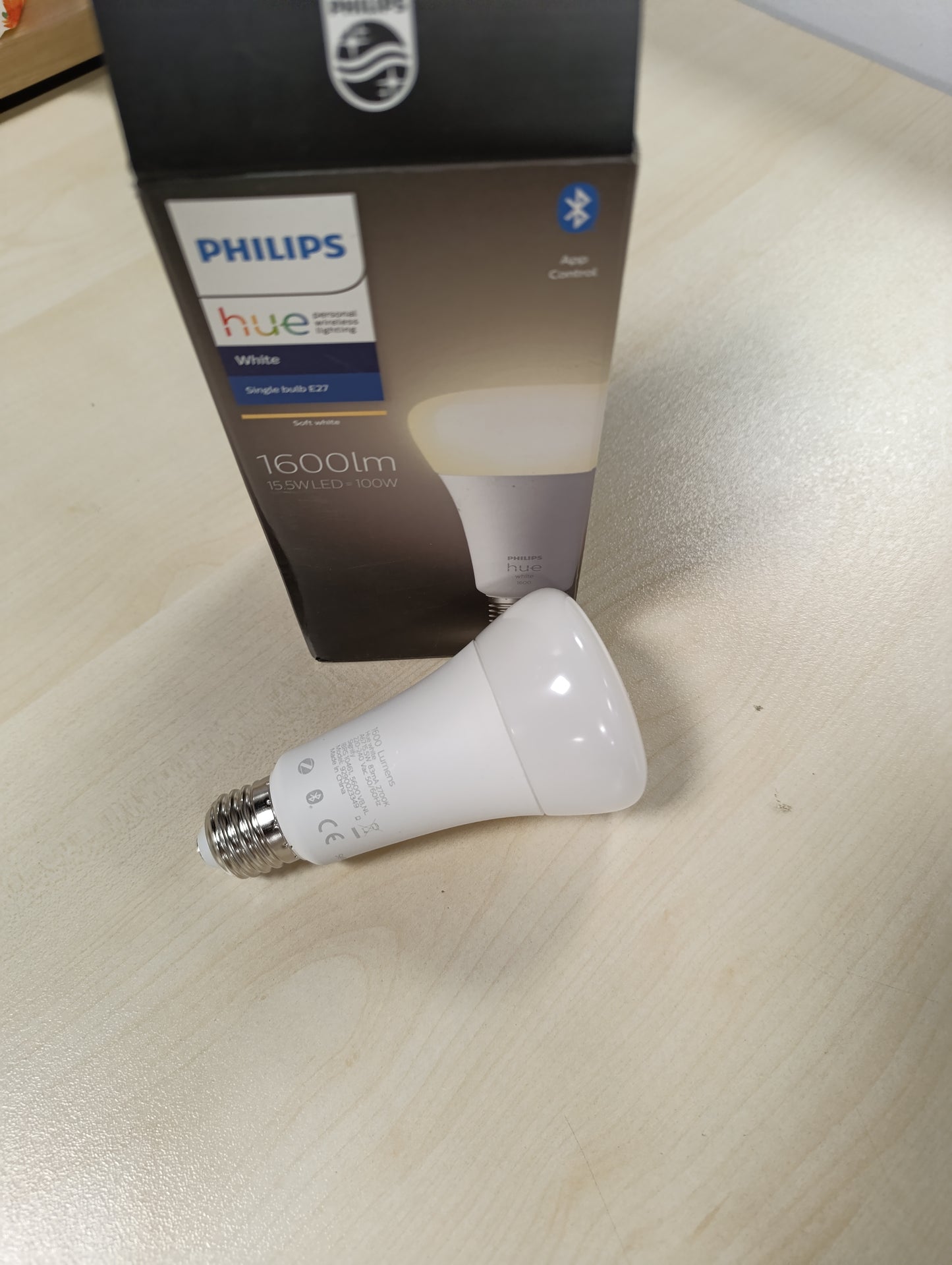 261199 - PHILIPS HUE White E27, pako e vetme, 1600lm, dritë e bardhë e ngrohtë, e errësueshme, kontroll nëpërmjet aplikacionit, pajtueshme me Amazon Alexa