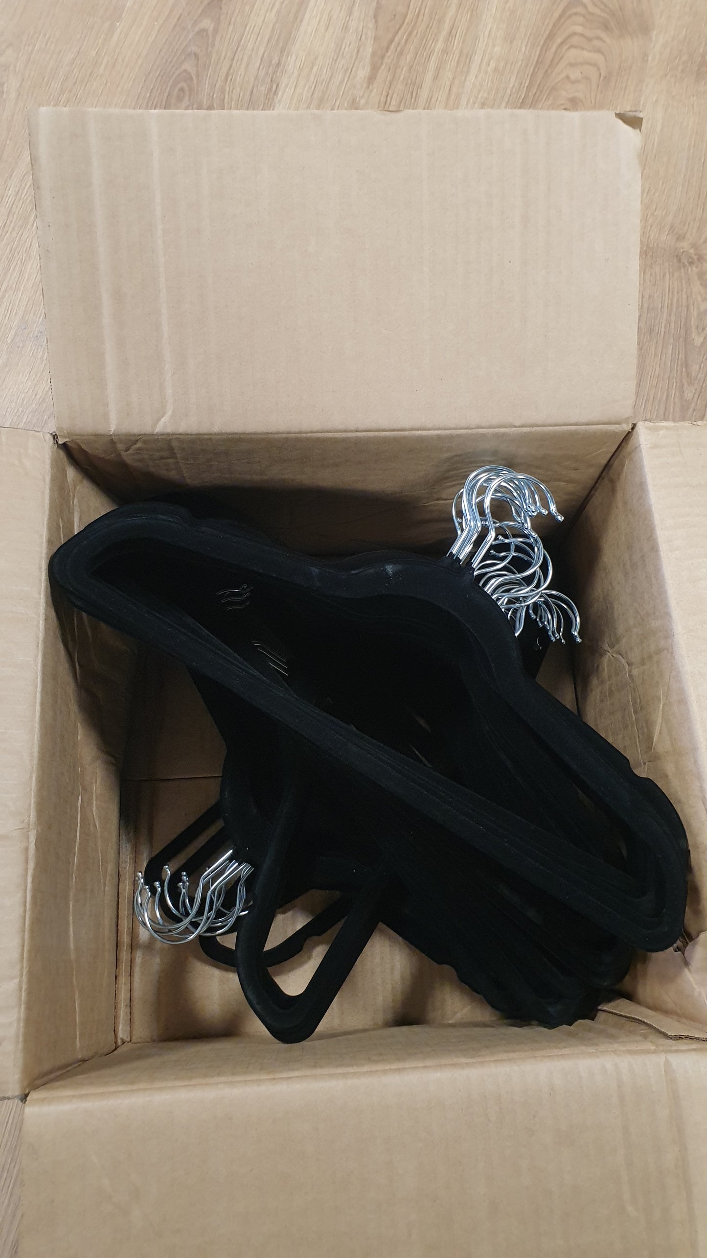 219046 - AMAZON BASICS Varëse rrobash të holla dhe jo-rrëshqitëse, pako me 50 copë, të zeza