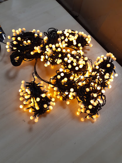 199041 - KONSTSMIDE 6329-800, Dritë LED për Pemë me Unazë 17, 560 Dioda Ngjyrë Qelibar, 8 Fije me nga 70 Dioda Secila, Transformator i Jashtëm 24V, Kabllo e Zezë