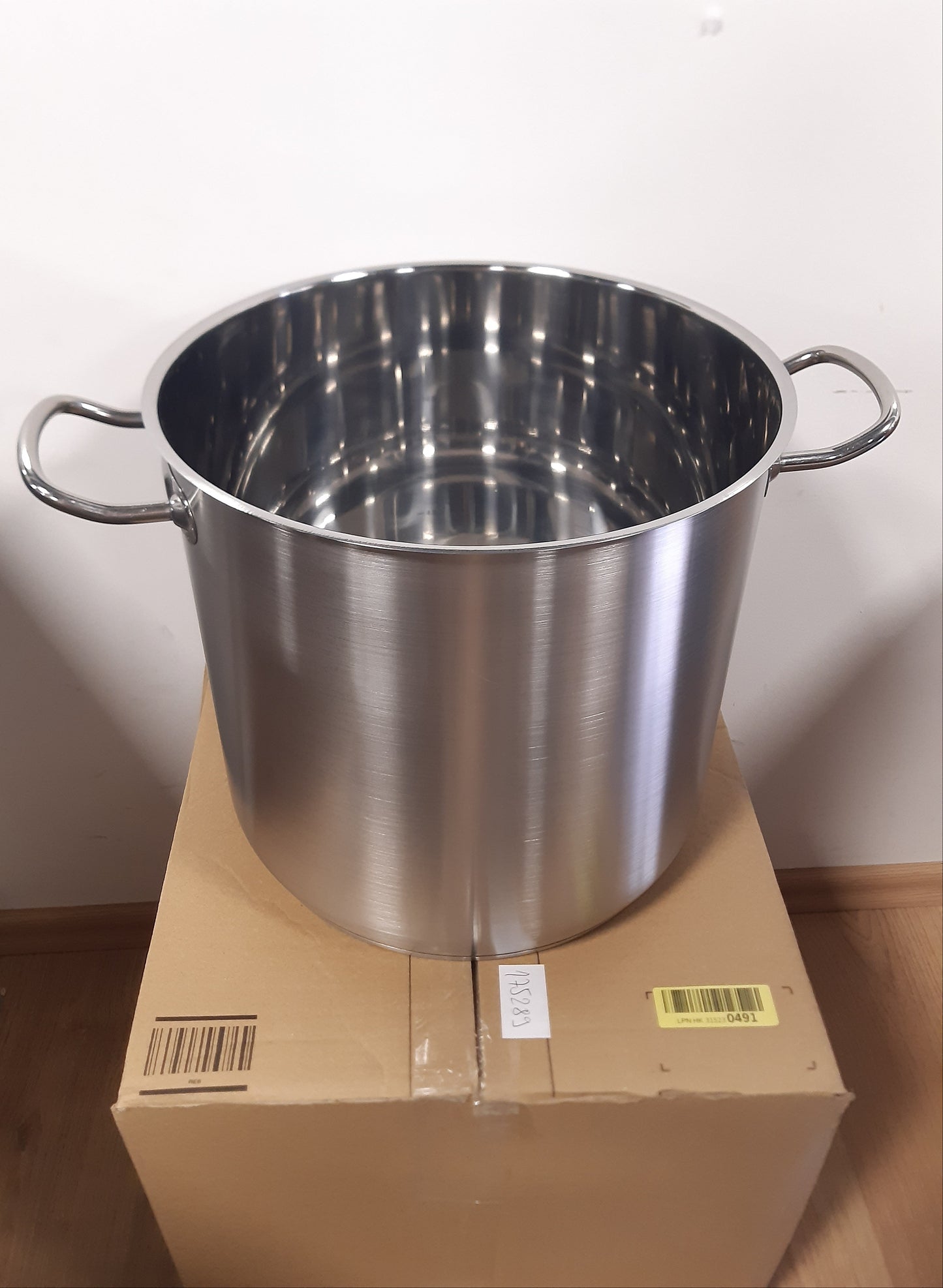 175289 - GSW 643474 - Tenxhere profesionale prej çeliku inox me kapak qelqi, madhësi 30 x 28 x 30 cm, kapacitet 20L, në ngjyrë argjendi