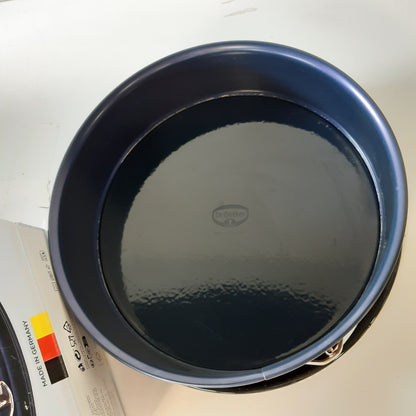 260813 - DR. OETKER Tavë pjekjeje me sustë Ø 26 cm, Baking Love Enamel, tavë e rrumbullakët me bazë smalti, rezistente ndaj nxehtësisë deri në 230 °C