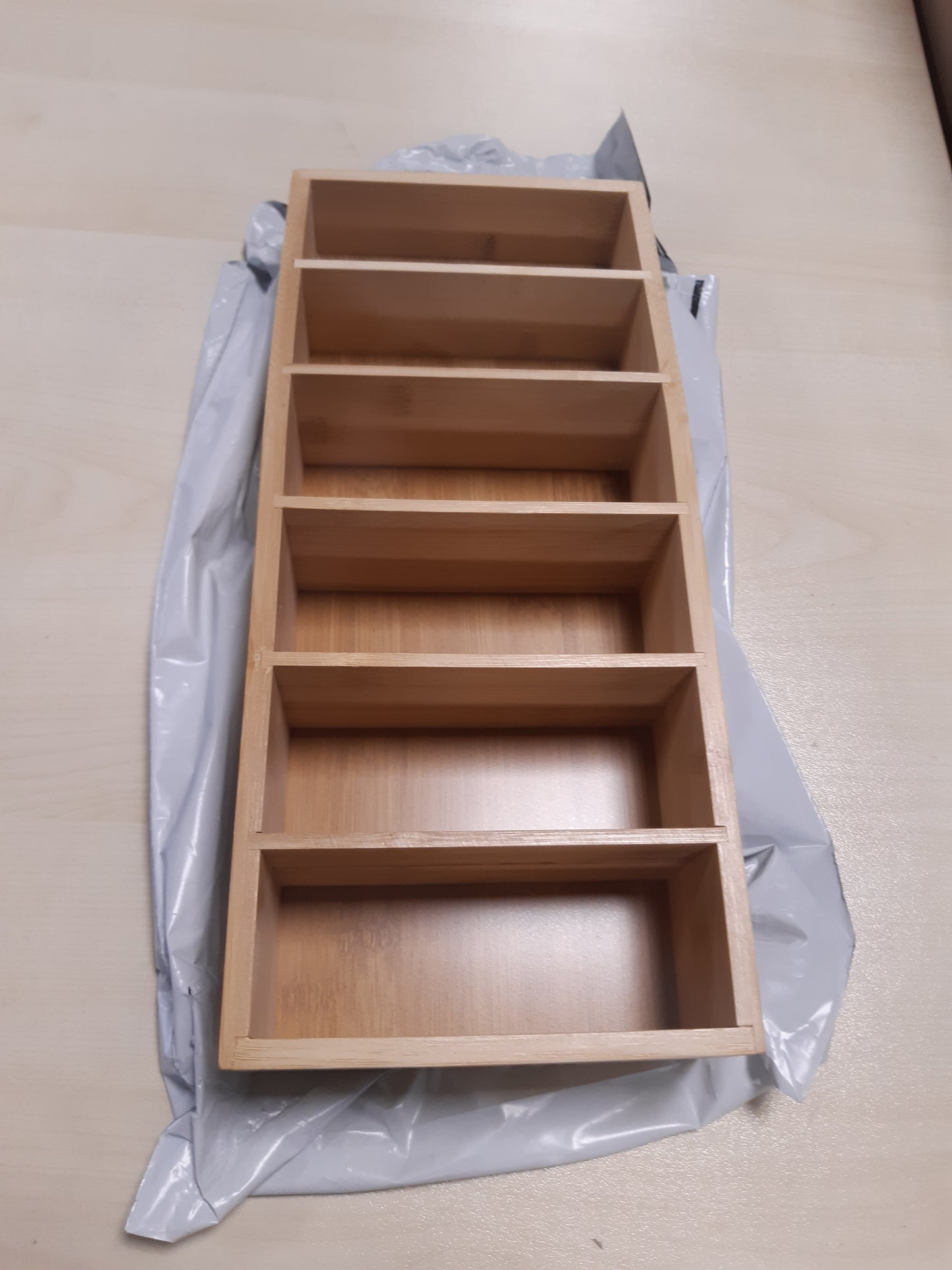 206724 - KESPER - Kuti Ruajtjeje me 6 Ndarje për Supa dhe Salca të Menjëhershme, Material Bambu i Çertifikuar nga FSC®, Përmasat 15x35x7cm, Ngjyra Kafe, Modeli 70822