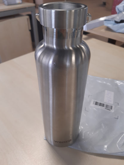 262814 - WENCO Shishe për pije prej çeliku inox, 0.75l, e izoluar, papërshkueshme nga rrjedhjet, me sitë çaji, pa BPA, argjend